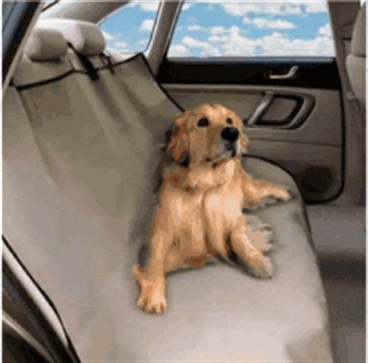 Cobertor PETBLOT instalado con un perro en el asiento trasero